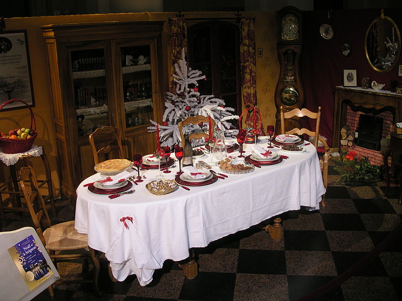 Table du gros souper de Noël avec ses trois nappes, reconstitution dans le hall de l'Hôtel de Ville d'Avignon - by Jean-Louis Zimermann